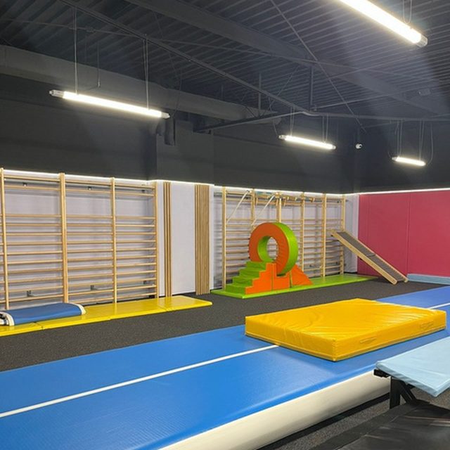 Ścieżka akrobatyczna i trampolina